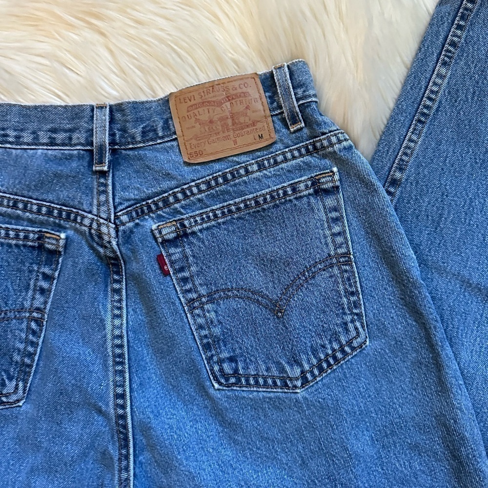 LEVI’S 550 Jeans In Medium Wash - Picture 5 of 5